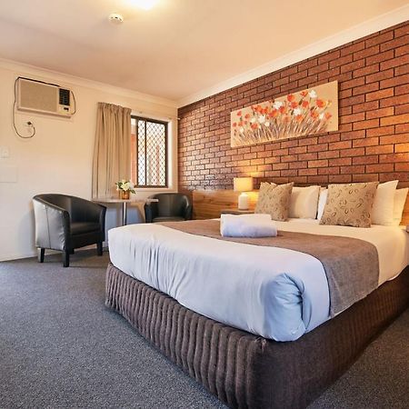 Ruthven Street Motor Inn Тувумба Екстер'єр фото