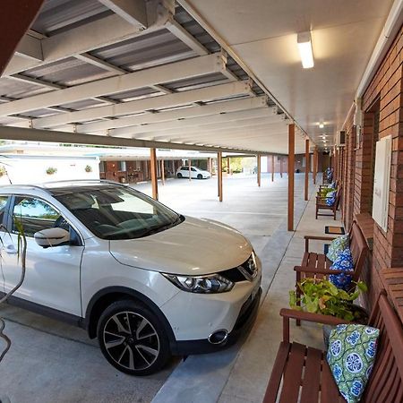 Ruthven Street Motor Inn Тувумба Екстер'єр фото