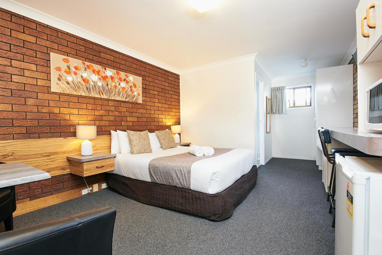 Ruthven Street Motor Inn Тувумба Екстер'єр фото