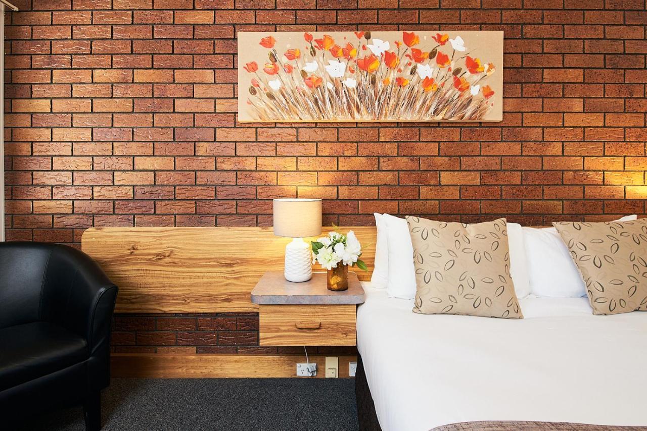 Ruthven Street Motor Inn Тувумба Екстер'єр фото