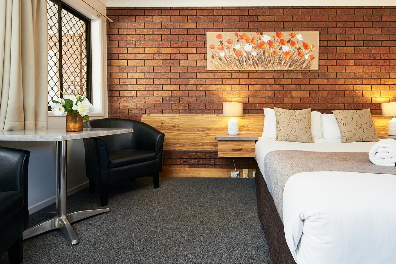 Ruthven Street Motor Inn Тувумба Екстер'єр фото
