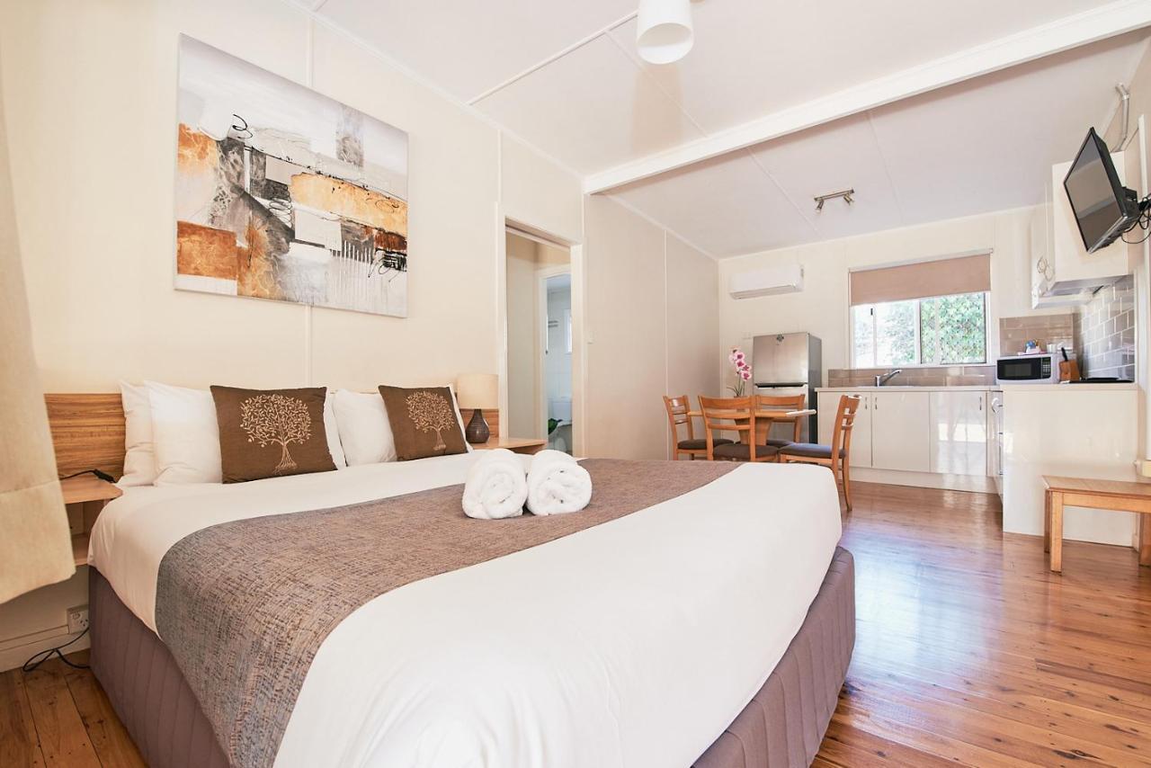 Ruthven Street Motor Inn Тувумба Екстер'єр фото