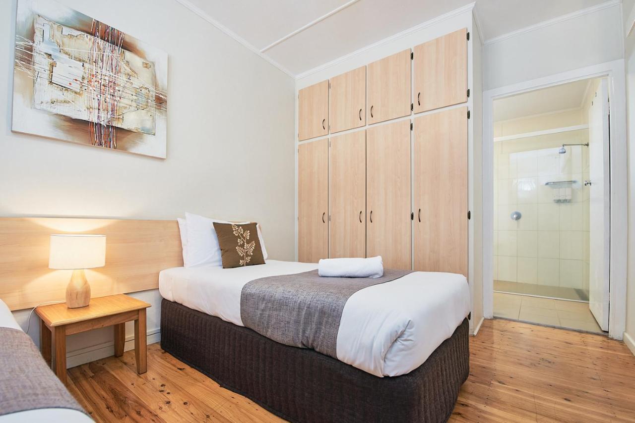 Ruthven Street Motor Inn Тувумба Екстер'єр фото