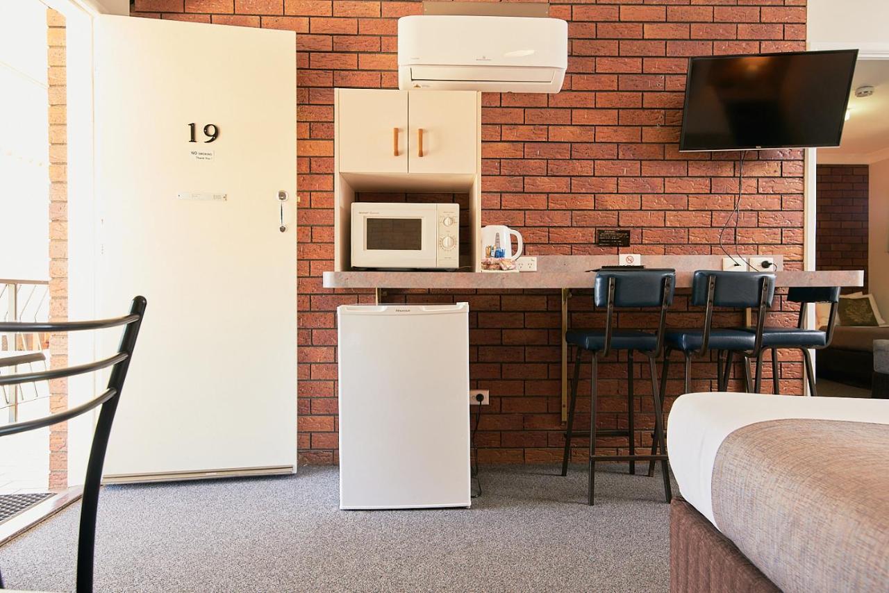 Ruthven Street Motor Inn Тувумба Екстер'єр фото