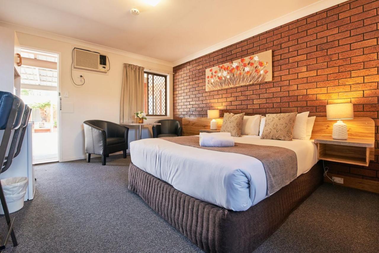 Ruthven Street Motor Inn Тувумба Екстер'єр фото