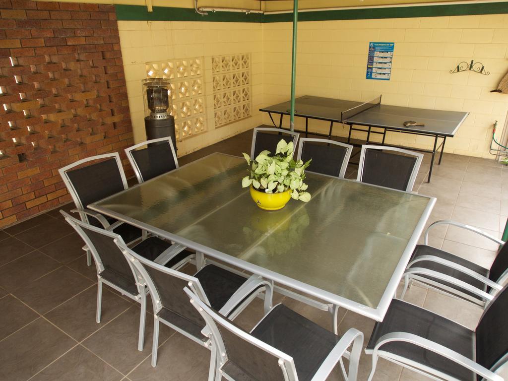 Ruthven Street Motor Inn Тувумба Екстер'єр фото
