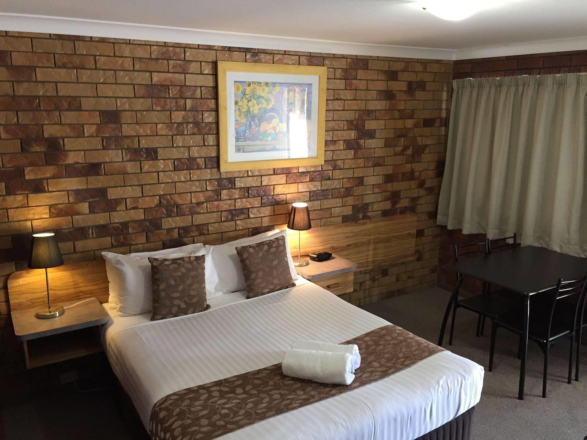 Ruthven Street Motor Inn Тувумба Екстер'єр фото